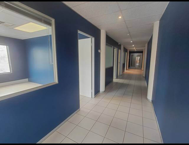 111M² OFFICE TO LET IN FOURWAYS